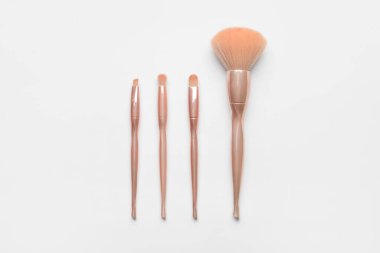 Beyaz arkaplanda yeni makyaj fırçaları