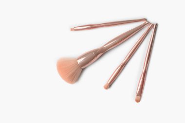 Beyaz arkaplanda yeni makyaj fırçaları