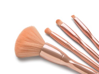 Beyaz arkaplanda yeni makyaj fırçaları