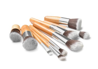 Beyaz arkaplanda yeni makyaj fırçaları