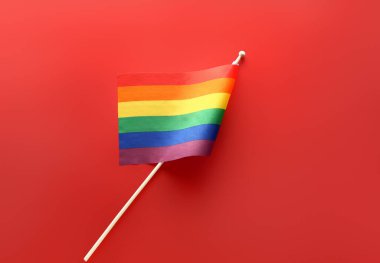 Kırmızı arkaplanda LGBT bayrağı