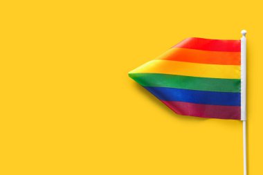 Sarı arkaplanda LGBT bayrağı