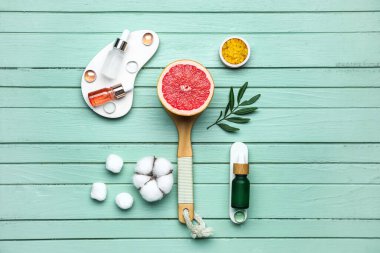 Greyfurt, pamuk topları ve ahşap arka planda gerekli yağ şişelerinin yarısıyla kompozisyon