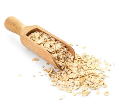 Beyaz arkaplanda çiğ yulaf lapası kepçesi