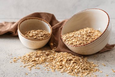 Hafif arkaplanda bir kase çiğ yulaf ezmesi