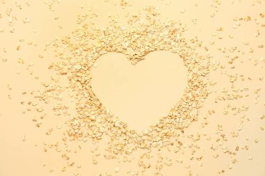 Renkli arkaplanda çiğ yulaf ezmesinden yapılmış kalp