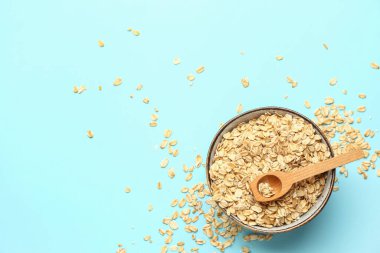 Arkaplanda çiğ yulaf ezmesi ve kaşık olsun.