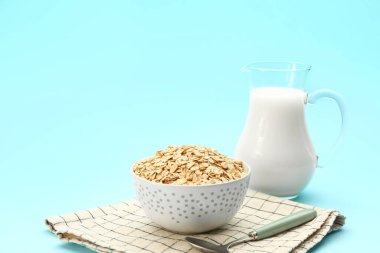 Arkaplanda çiğ yulaf ezmesi ve bir sürahi süt olsun.