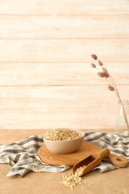 Tahta tahta tahtada çiğ yulaf ezmesi ve masada kepçe