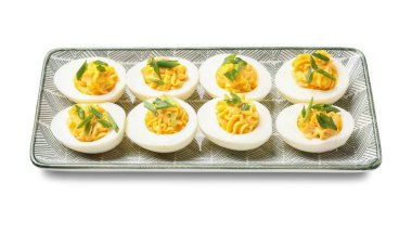 Beyaz arka planda lezzetli doldurulmuş yumurta tabağı. Paskalya kutlaması