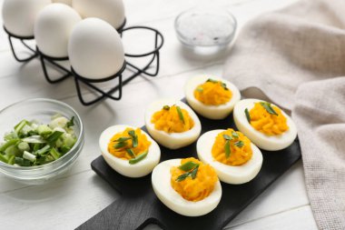 Beyaz ahşap arka planda yumurtaları var. Paskalya kutlaması