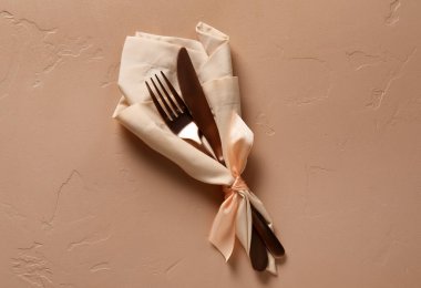 Arka planda peçeteli çatal bıçak takımı