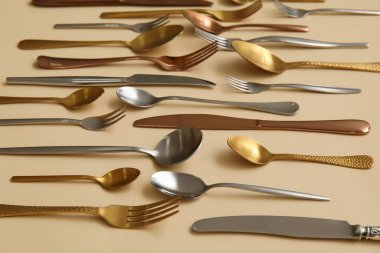 Renk arkaplanında çok farklı çatal bıçak takımı