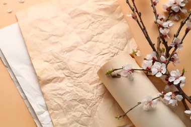 Güzel çiçek açan bahar dalları ve bej arka planda eski bir kağıt