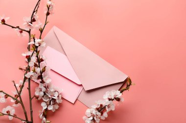 Pembe arka planda güzel açan bahar dalları ve zarfları