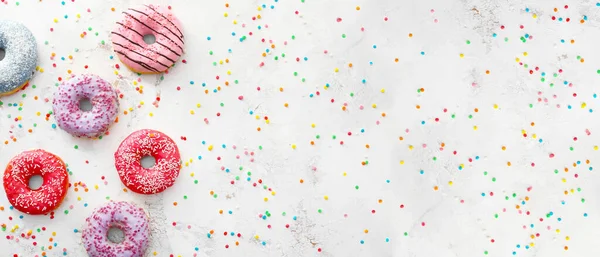 Açık arkaplanda tatlı çörekler ve metin için boşluk