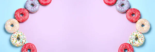 Viele Süße Donuts Auf Farbigem Hintergrund Mit Platz Für Text — Stockfoto