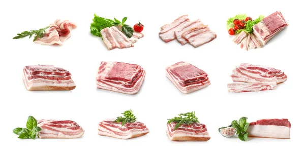 Bacon Não Cozido Com Ervas Fundo Branco — Fotografia de Stock