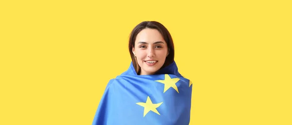 Vacker Ung Kvinna Med Europeiska Unionens Flagga Gul Bakgrund — Stockfoto