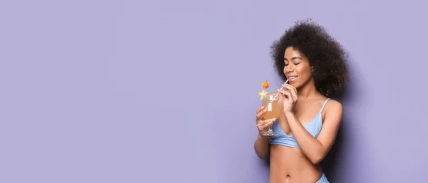 Krásná Africko Americká Žena Bikinách Pití Chutný Koktejl Barevném Pozadí — Stock fotografie