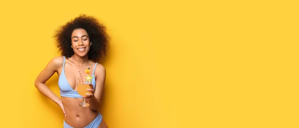 Mooie Afro Amerikaanse Vrouw Bikini Drinken Smakelijke Cocktail Gele Achtergrond — Stockfoto