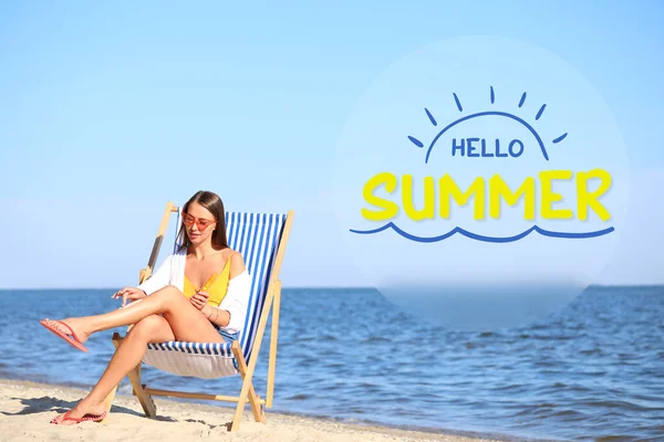 Mulher Bonita Aplicando Creme Protetor Solar Seu Corpo Resort Mar — Fotografia de Stock