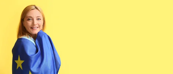 Зрелая Женщина Завернутая Флаг Европейского Союза Желтом Фоне Пространством Текста — стоковое фото