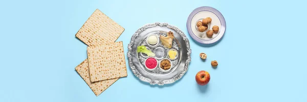 Passover Seder Assiette Avec Des Aliments Traditionnels Sur Fond Bleu — Photo