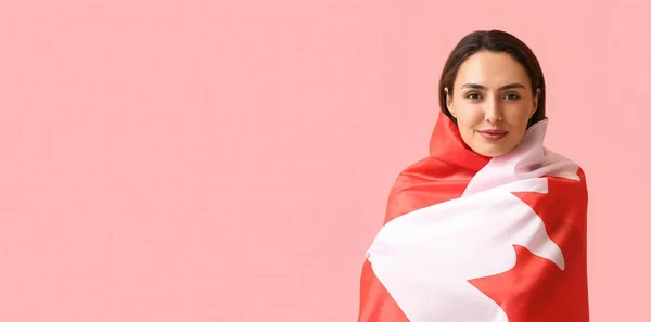 Güzel Genç Kadın Kanada Bayrağına Sarılmış Pembe Arka Planda Mesaj — Stok fotoğraf