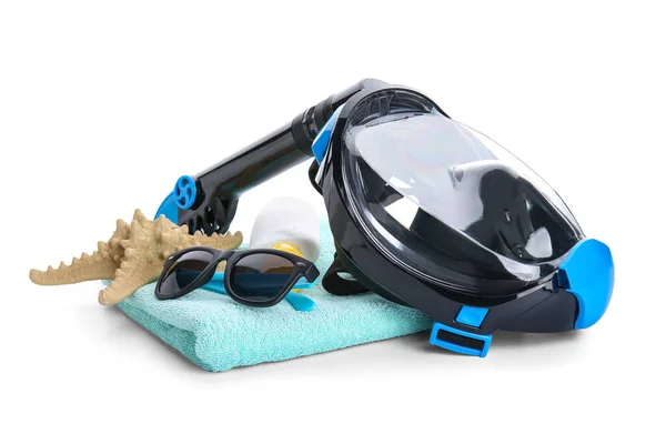 Strand Accessoires Met Moderne Snorkelen Masker Witte Achtergrond — Stockfoto