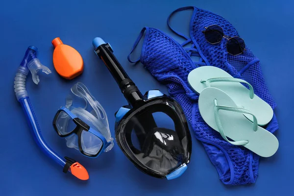 Strand Accessoires Met Snorkelen Maskers Blauwe Achtergrond — Stockfoto