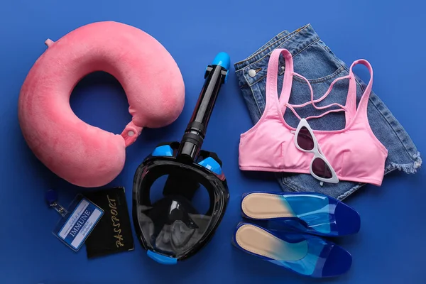 Accessori Spiaggia Femminili Con Maschera Snorkeling Certificato Immunitario Sfondo Blu — Foto Stock