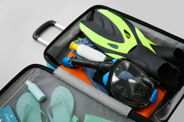 Plaj aksesuarları ve hafif arka planda şnorkelli maske.