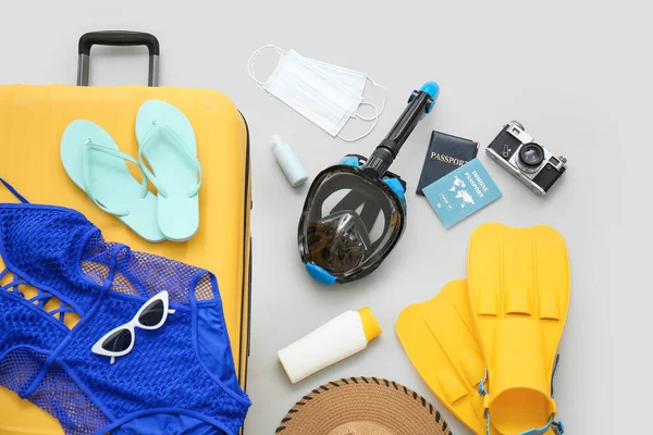 带有手提箱 潜水面具和浅色背景豁免护照的海滩饰物 — 图库照片