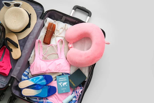 带有海滩饰物和浅色背景豁免护照的手提箱 — 图库照片