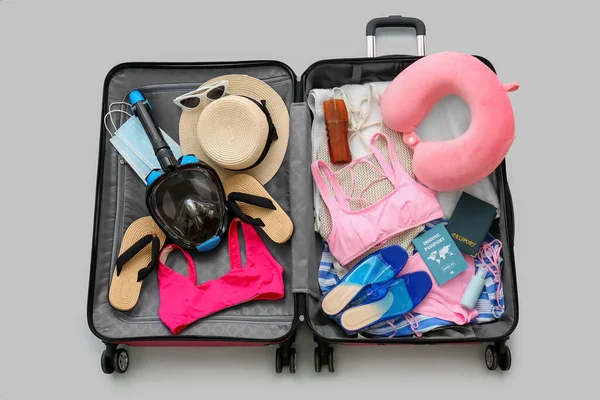 Plaj aksesuarları, bağışıklık pasaportu ve açık arkaplanda şnorkelli maske.