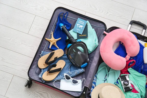 Maleta Con Accesorios Playa Femeninos Pasaporte Inmunológico Máscara Snorkel Sobre — Foto de Stock