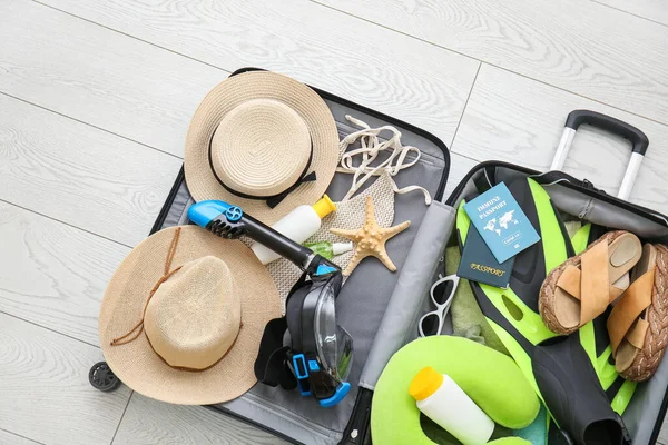 Koffer Mit Weiblichen Strandaccessoires Immun Pass Und Schnorchelmaske Auf Weißem — Stockfoto