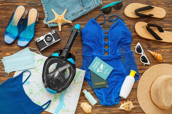 Strand Accessoires Met Snorkelen Masker Immuunpaspoort Donkere Houten Achtergrond — Stockfoto