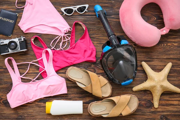 Vrouwelijke Strand Accessoires Met Snorkelen Masker Donkere Houten Achtergrond — Stockfoto