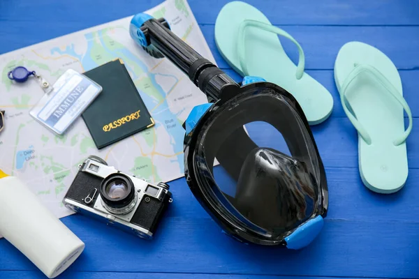 Accessori Spiaggia Con Maschera Snorkeling Certificato Immunitario Sfondo Blu Legno — Foto Stock