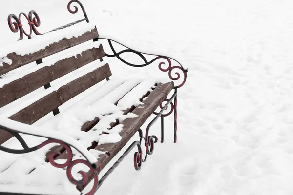 Gesmeed Bankje Bedekt Met Sneeuw Winterpark — Stockfoto