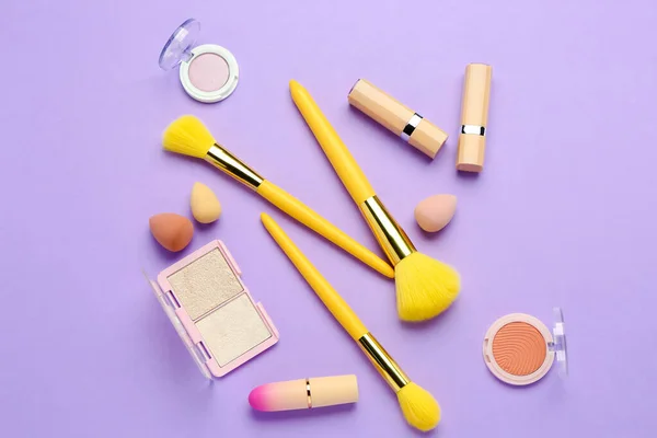 Composición Con Pinceles Maquillaje Productos Cosméticos Sobre Fondo Púrpura — Foto de Stock