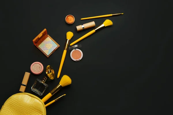 Composición Con Pinceles Maquillaje Productos Cosméticos Sobre Fondo Oscuro — Foto de Stock