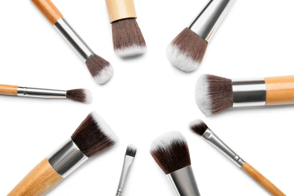 Quadro Feito Novas Escovas Maquiagem Fundo Branco — Fotografia de Stock