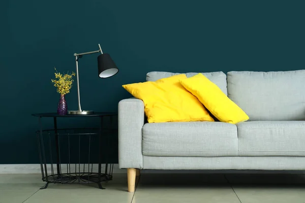Sofá Moderno Mesa Con Lámpara Cerca Pared Color Habitación — Foto de Stock