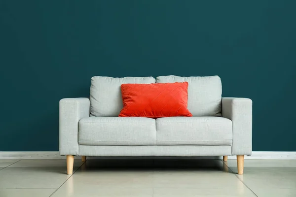 Sofá Moderno Com Travesseiro Perto Parede Cor Quarto — Fotografia de Stock
