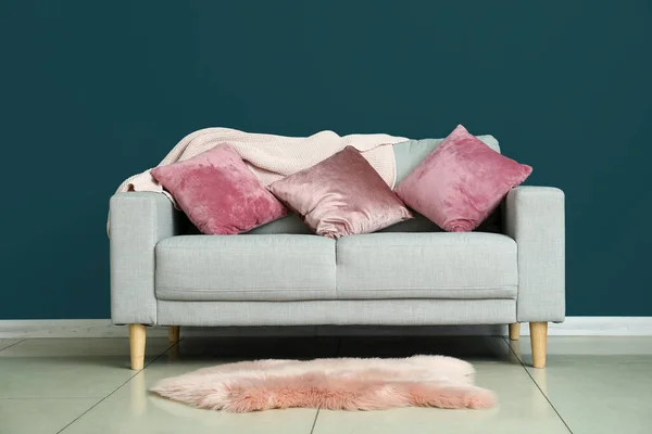 Modern Sofa Pillows Carpet Color Wall Room — Stock Photo, Image
