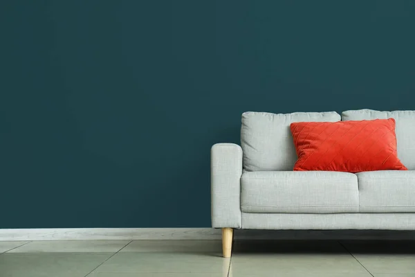 Sofá Moderno Com Travesseiro Perto Parede Cor Quarto — Fotografia de Stock