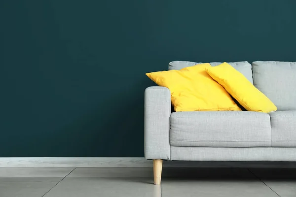 Sofá Moderno Con Almohadas Cerca Pared Color Habitación — Foto de Stock